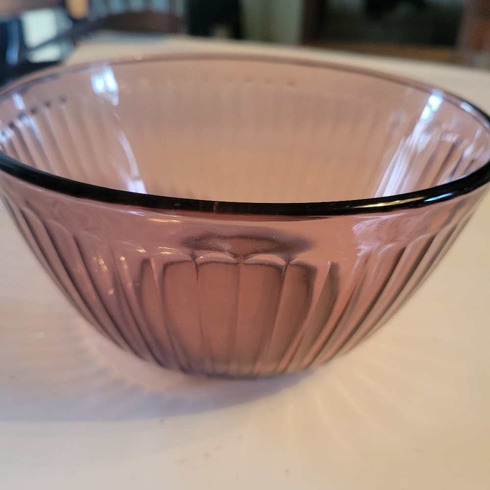 PYREX Elegant AMETHYST ribbed 6 cup Glass Bowl